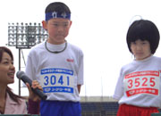 3年男女優勝インタビュー。男子は高橋くんが7分37秒の好タイムで3連覇。女子は小田さんが8分15秒の好タイムで激戦を制した。