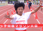 ハイレベルの6年女子は杉山さんが連覇。11分09秒（昨年度15位）の好タイムだった。