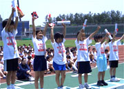 2年女子表彰。優勝した藤原さんは今大会No.1の好タイムだった。