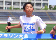 6年男子は川崎くんが独走。10分44秒の好タイムで制した。