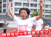 6年女子は山本さんが11分38秒の好タイムで制した。