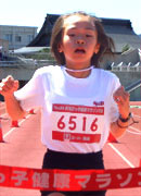6年女子は岡田さんが4連覇。11分05秒（昨年度11位）の好タイム。