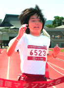 6年女子2位の高橋さんも好タイムで続いた。昨年より大幅にタイムを縮め11分13秒をマーク。