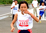 6年女子は中盤から独走態勢に入った佐々木さんが圧勝。タイムも11分13秒(昨年度22位)の好タイム。
