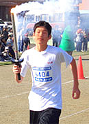 聖火ランナーは6年の若松くん。レースも2位と好成績を残した。