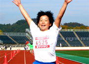 6年女子は高橋さんが5連覇の偉業。11分10秒(昨年度16位)の好タイムで締めくくった。
