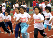 老体にムチ打って…。ちびっ子に混じって関係者も完走するのが宮城大会の風物詩。ガンバレ～！