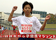 6年女子は平塚さんが独走で制した。タイムも11分55秒の好タイム。