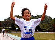 6年男子は西村くんが10分35秒(昨年度31位)の好タイムで制した。この難コースで立派！