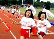 接戦となった3年女子は坂本さん(右)が僅差で荒川さんに先着。共に7分48秒(今年度2位)の好タイム。