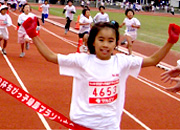 4年女子は平野さんが昨年2位からワンランクアップ。8位までがベスト100位に入る接戦を制した。