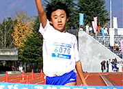 6年男子は深沢くんが連覇。4位までが10分台のハイレベルを独走で制した。