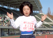 4年女子は谷田さんが昨年5位から大躍進で圧勝。約1分30秒短縮する7分27秒(昨年度4位)でフィニッシュ！