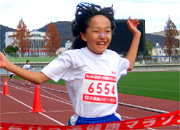 6年女子は溝口さんが連覇。昨年より36秒タイムを縮める11分07秒(昨年度13位)と順調にステップアップ。