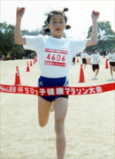 4年女子は山田さんが返り咲きⅤ。タイムも7分32秒（今年度7位）は文句なし。