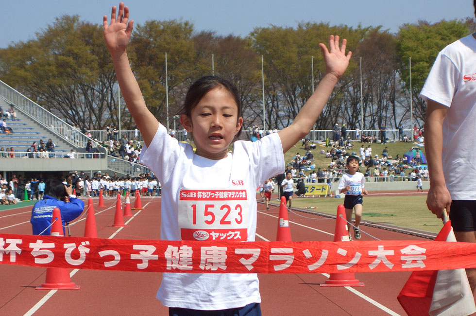 1年女子は山西さんが6分32秒で独走Ⅴ。まだあどけないけど速いです！