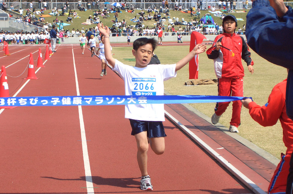 2年男子は6位までが昨年度100位に入るハイレベルを米山くんが5分48秒の好タイムで制した。