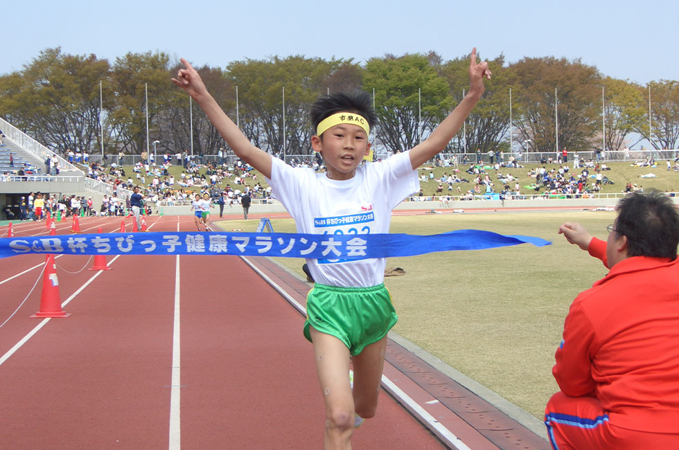 6年男子は荒木くんが圧勝。タイムも10分24秒の好タイム。