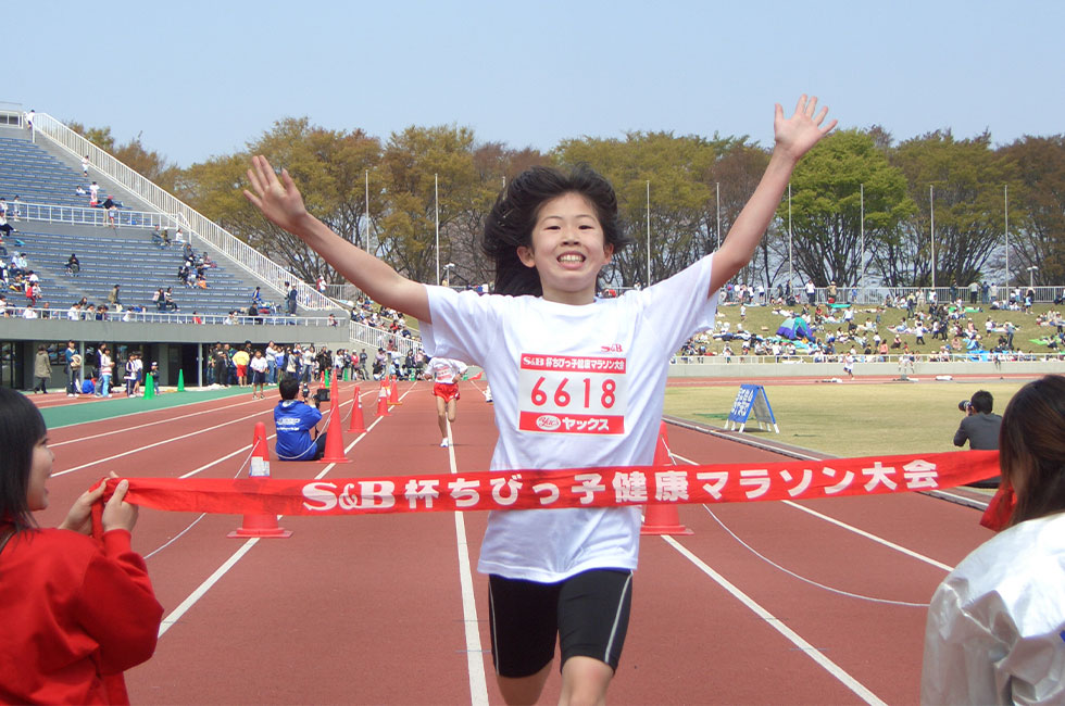 6年女子は松本さんが小林さんとの接戦を振り切り、圧勝。このコースで10分32秒は驚異的・・・。