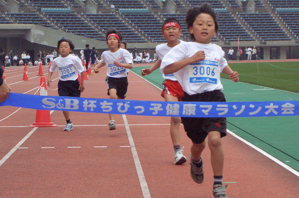 大接戦の3年男子は中山くんが僅差制し2連覇。タイムも7分40秒の好タイム。