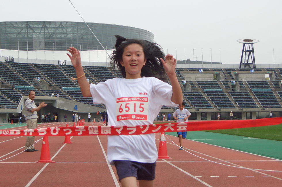 6年女子は大変身した田中さんがうれしい初優勝。昨年6位(13分24秒)からの大ブレイク劇だった。