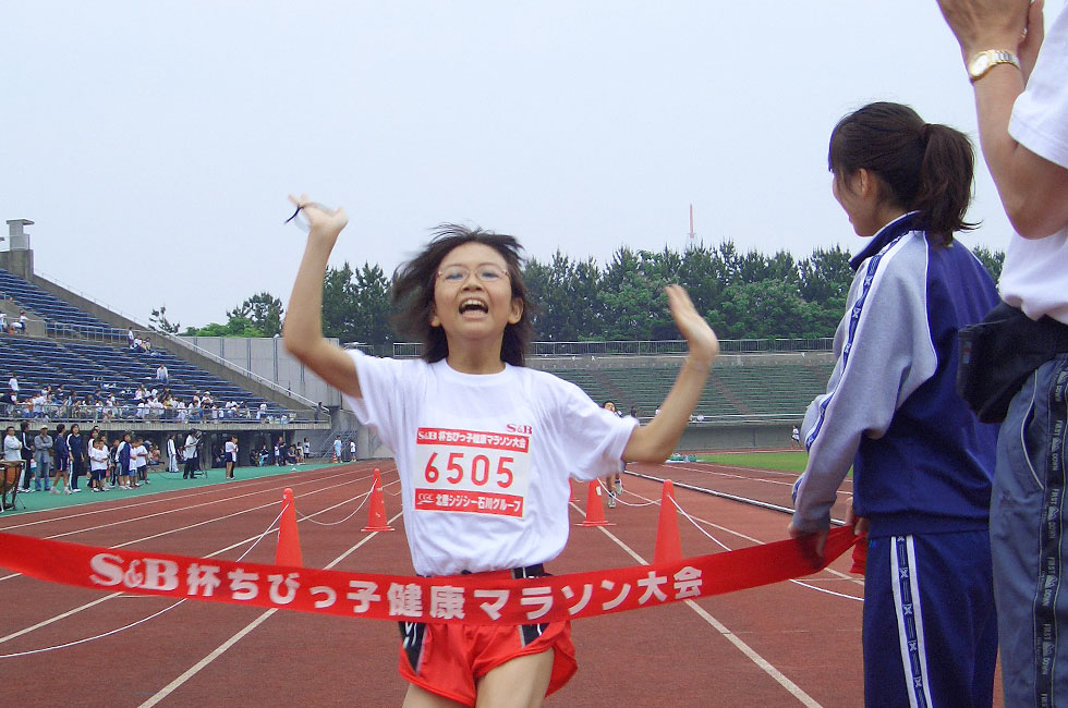 6年女子は谷口さんが11分19秒の好タイムで喜びの3連覇。