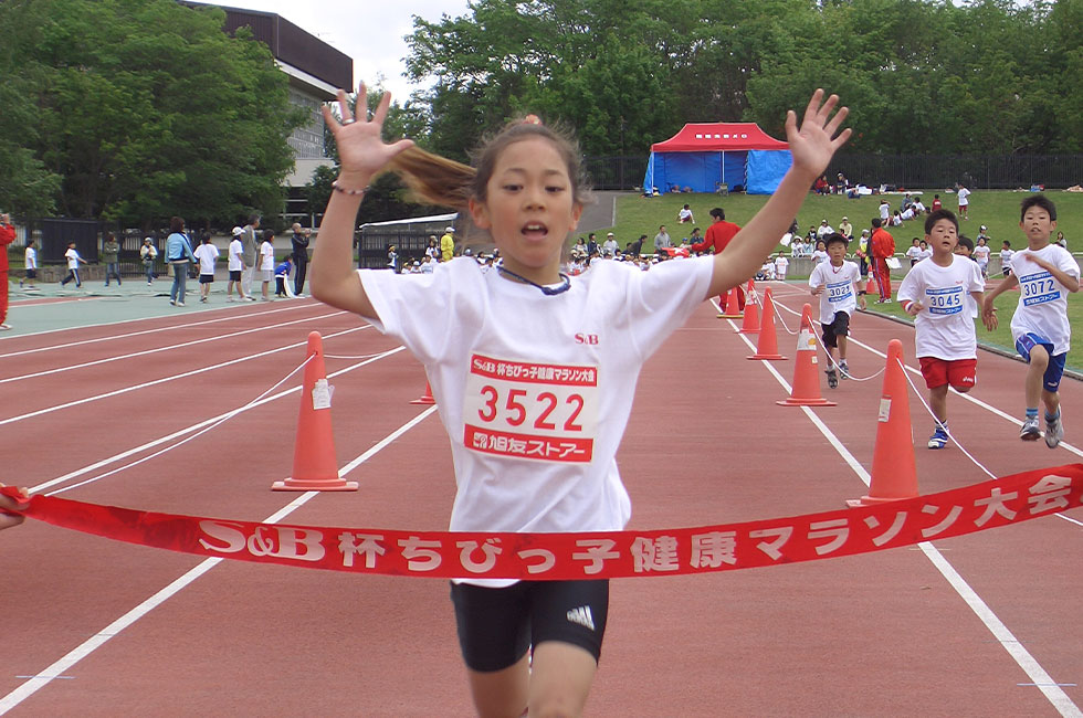 3年女子は中村さんが8分20秒の好タイムで制した。