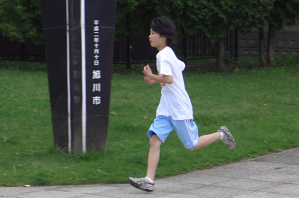 6年女子は田中さんが独走で制した。