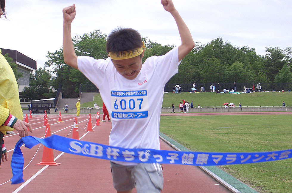 6年男子は澤井くんが3連覇。タイムも10分52秒の好タイム。