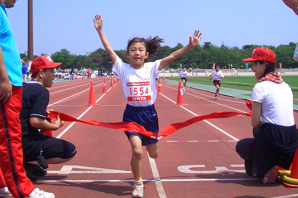 1年女子優勝は山西さん。6分20秒の破格のタイムで元気にフィニッシュ！