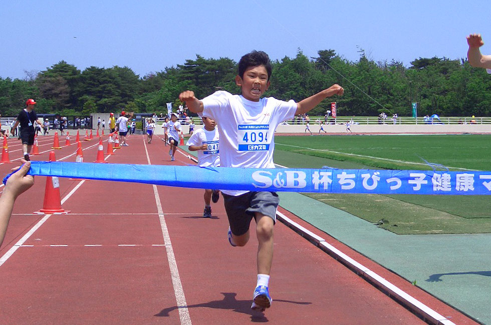 ハイレベルの4年男子を制した榎本くん。7分15秒の好タイムだった。