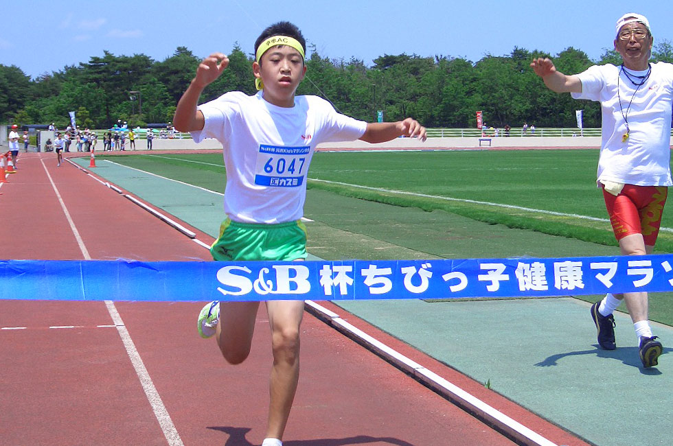 6年男子は衛藤くんが10分24秒の好タイムをマークし圧勝。