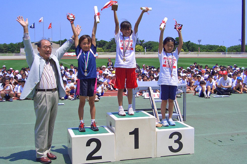 4年女子表彰。1位土屋さん、2位奥田さん、3位土井さん。