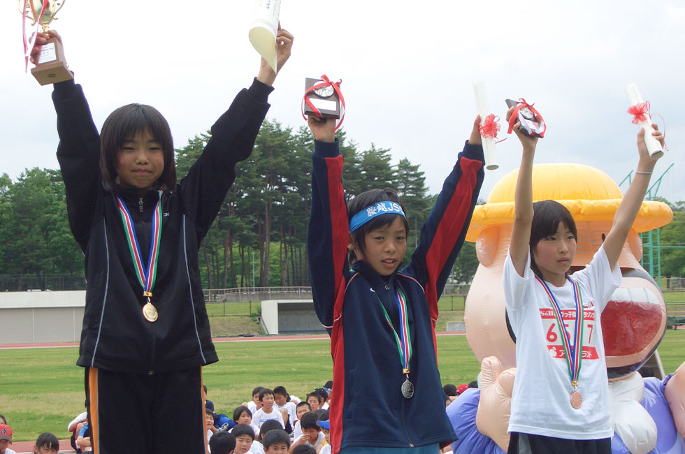 6年女子表彰。1位佐藤さん10分48秒、2位笹沢さん11分00秒、3位小宮山さん11分23秒とハイレベルだった。