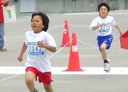 2年男子は宮脇くんが成田くんとの接戦を振り切り、5分53秒の好タイムで制した。