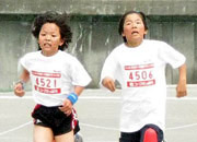 4年女子は品田さんと工藤さんのラスト勝負となった。共に7分28秒の好タイムだったが、僅差、品田さん（右）に軍配。