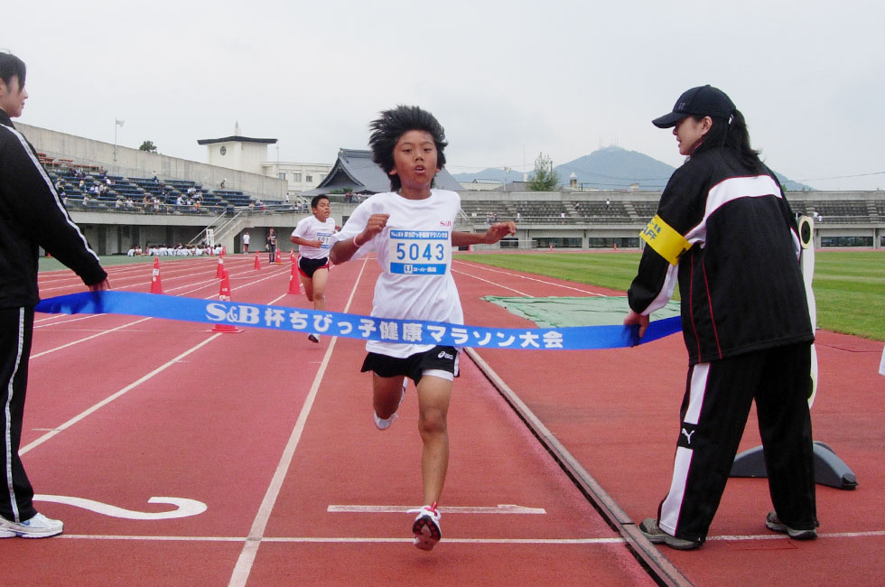 5年男子は伊川くんが10分54秒の好タイムで、菊地くんとの一騎打ちを制した。