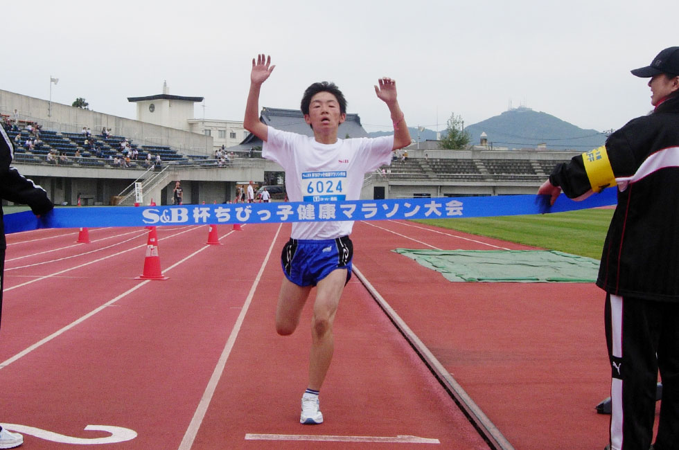 6年男子は野田くんが3連覇。10分11秒も文句なしの好タイム。