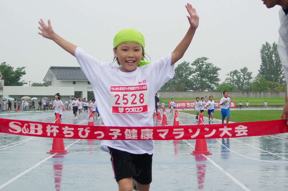 2年女子は五十嵐さんが連覇。6分14秒の好タイムをマーク。