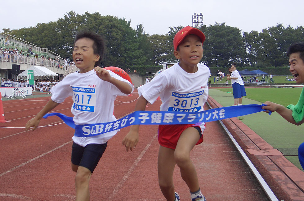3年男子は松本くんと高橋くんの接戦となり、松本くん（右）が僅差先着し連覇。