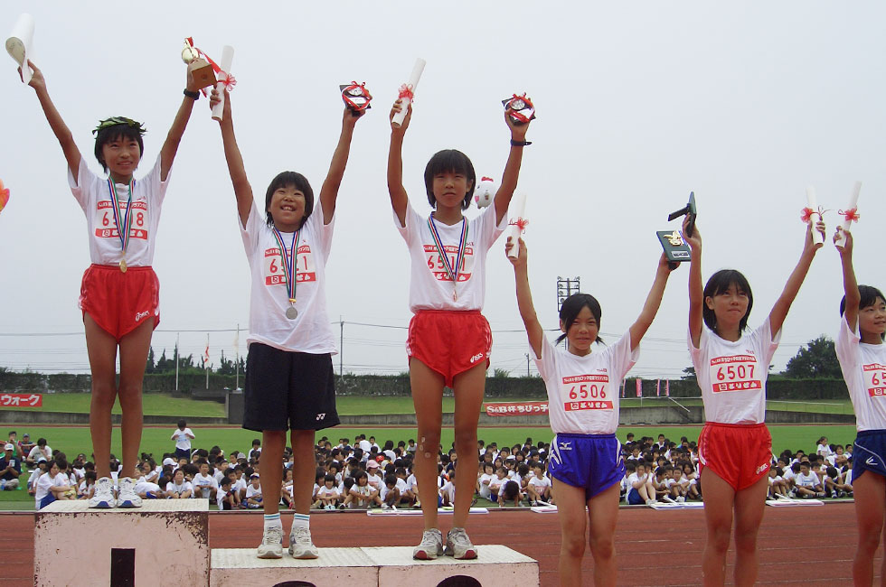 6年女子表彰。優勝は小林さんで10分38秒の破格のタイムだった。6位でも11分39秒とハイレベルだった。