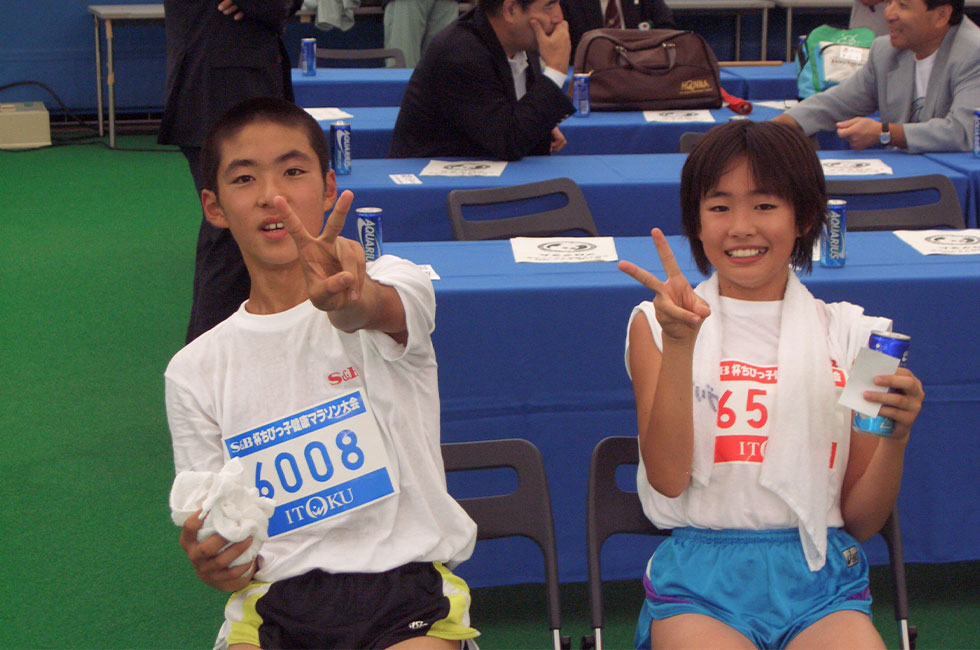 優勝した6年男女。男子は木村くん、女子は成田さん。共に2連覇。