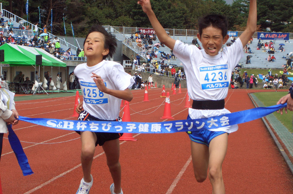 4年男子は夏堀くんと平田くんの接戦となった。僅差で夏堀くんに軍配。フェアーな名勝負に拍手！