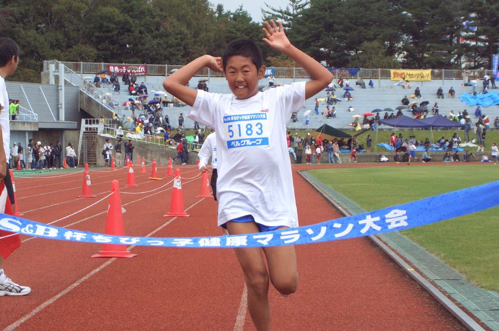 5年男子は西舘くんが10分58秒の好タイムで連覇。