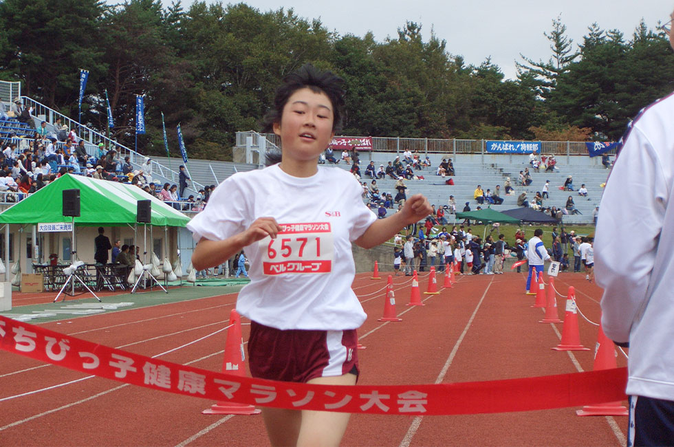 6年女子は菅野さんが11分16秒の好タイムで独走Ⅴ。