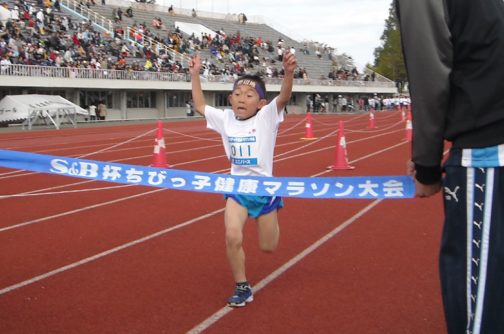 2年男子は飯山くんが5分53秒の好タイムをマークし2連覇。