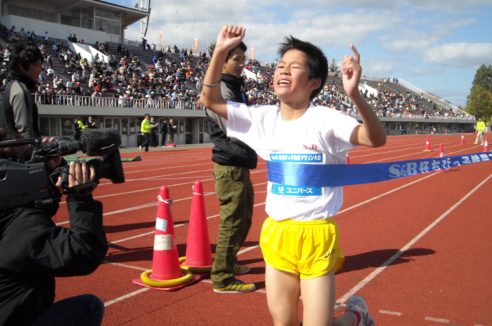 6年男子は石田くんが10分42秒で圧勝。