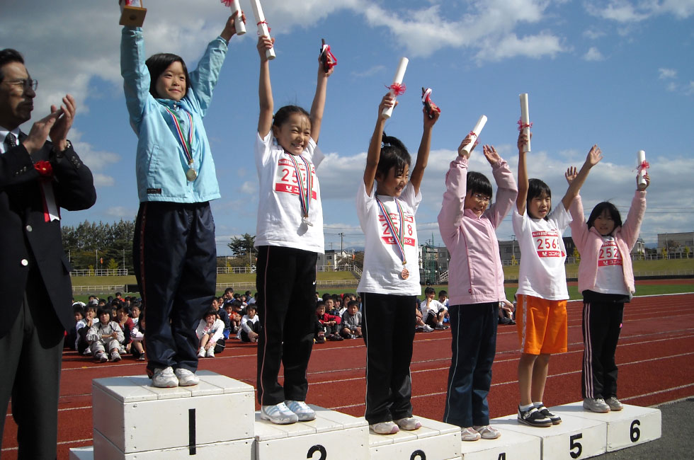 2年女子表彰。山口さんが6分19秒の好タイムで2連覇。