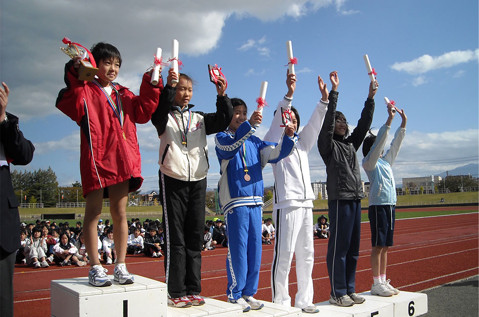 5年女子表彰。溝江さんがハイレベルな接戦を制した。