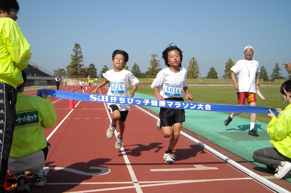 接戦となった5年男子は高橋くんが和田くんに僅差先着。